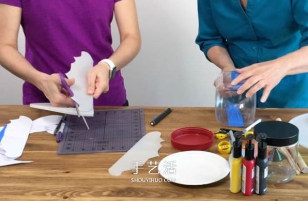 Use plastic bottle waste to DIY to make childrens submarine toys