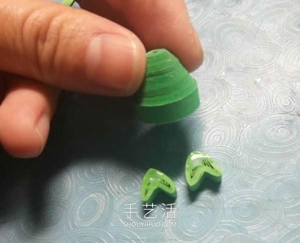 Simple tutorial on making a green frog from quilled paper