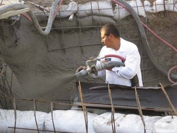 Foreign netizens dug a hole in their own backyard to DIY a private swimming pool! 