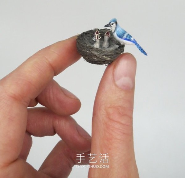 Super realistic miniature animal statues that fit on your fingertips! 