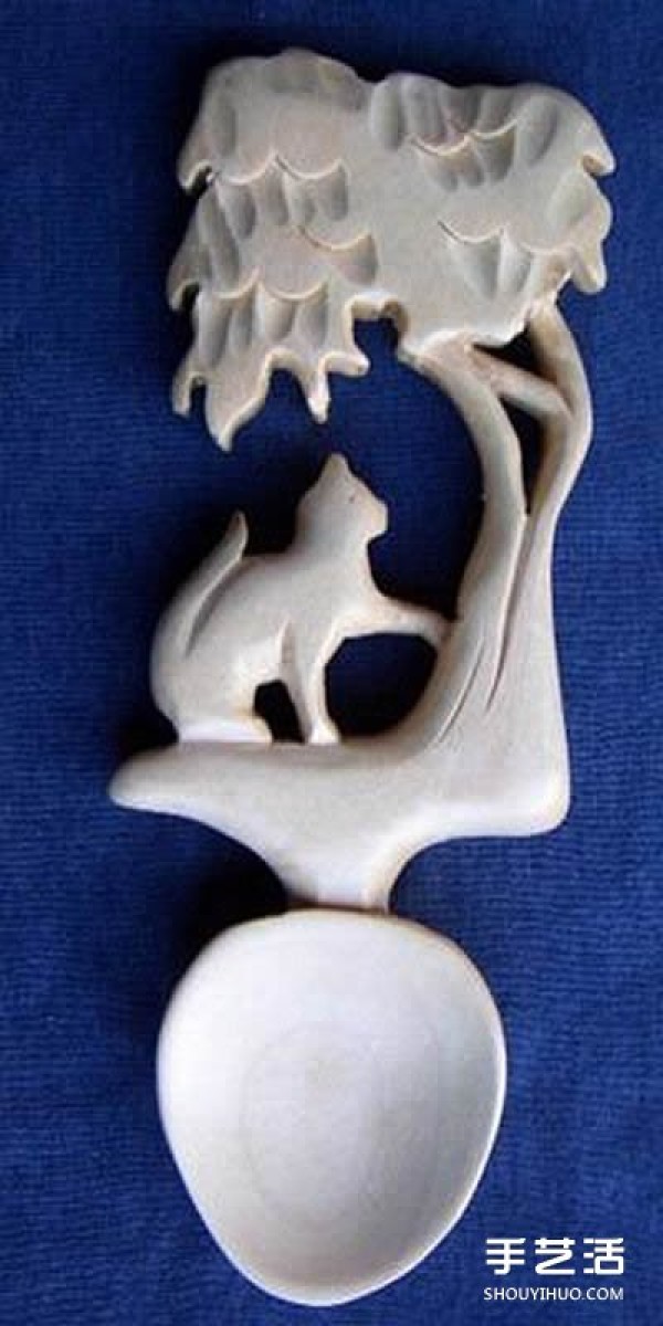 The carving works of "Love" spoon wood carving artist Adam King