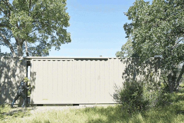 American container container transformed into a dedicated base for hunting enthusiasts