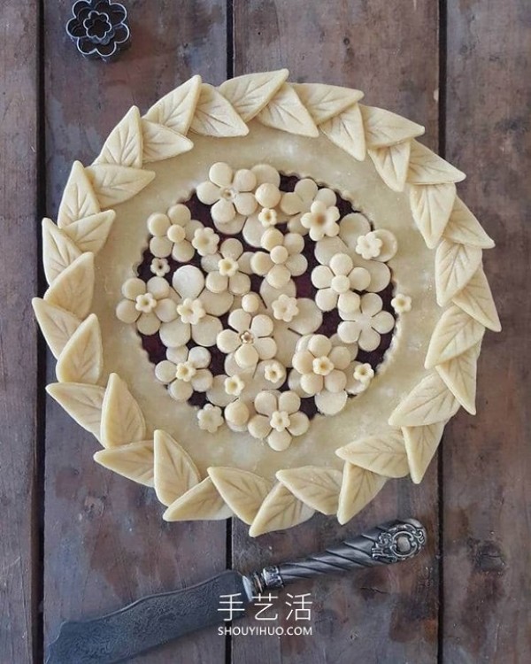 The cake crust design with complex patterns is beautiful before and after baking! 