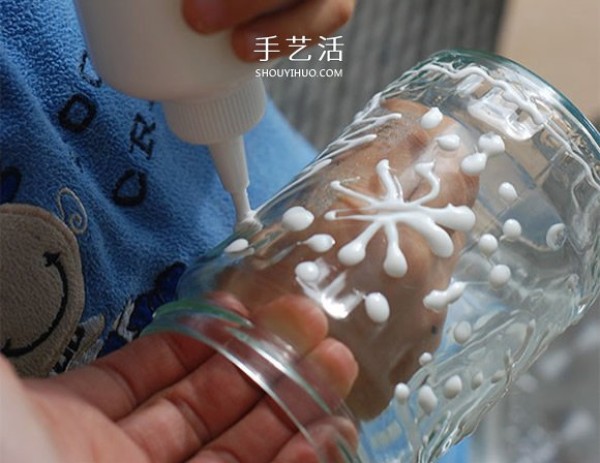 Illustrated Tutorial on Handmade Snowflake Wishing Bottles Made from Glass Bottles