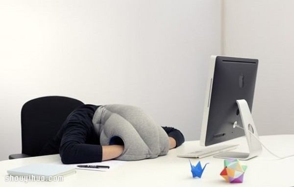 Headcover pillow designed for office workers who have a nap habit