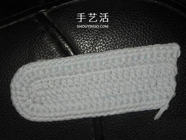 Illustration of how to knit baby warm woolen shoes by hand-knitting baby shoes