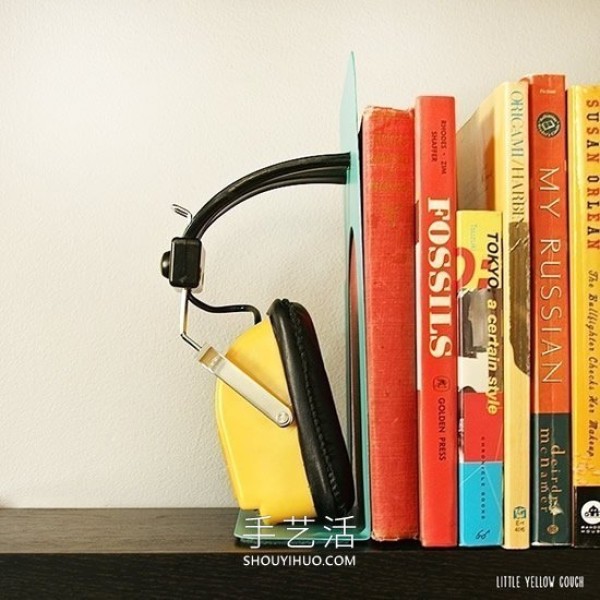 Use old headphone waste to DIY to make retro-style bookends