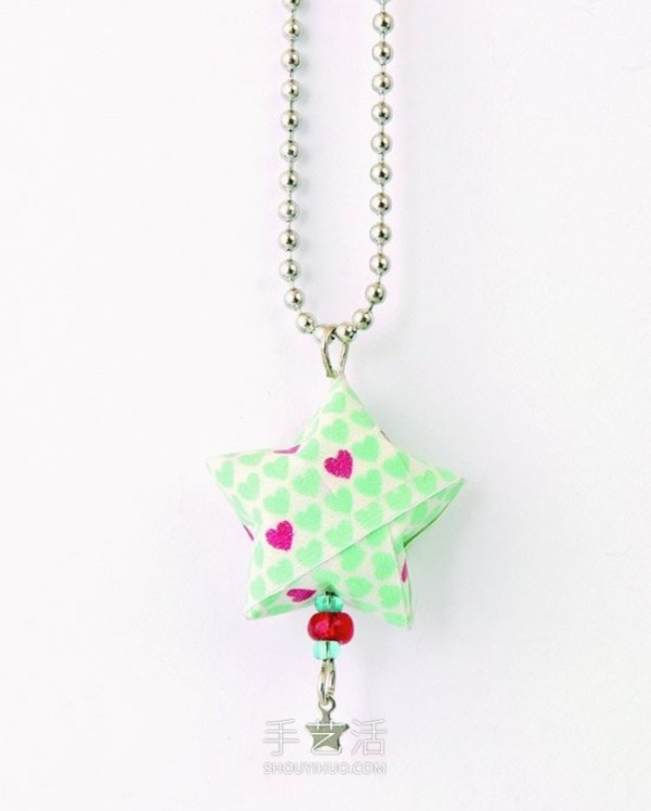 A video on how to fold paper stars into a cute necklace and pendant