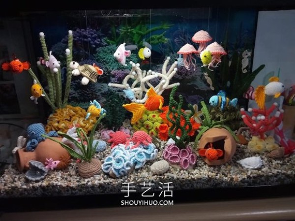 She crocheted sea creatures to create a realistic aquarium