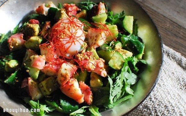 Homemade sesame oil and chrysanthemum octopus salad is a delicacy that can keep you full even if you lose weight