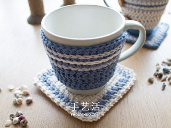 Illustration of the hand-knitting method of small fresh wool coasters and cup covers