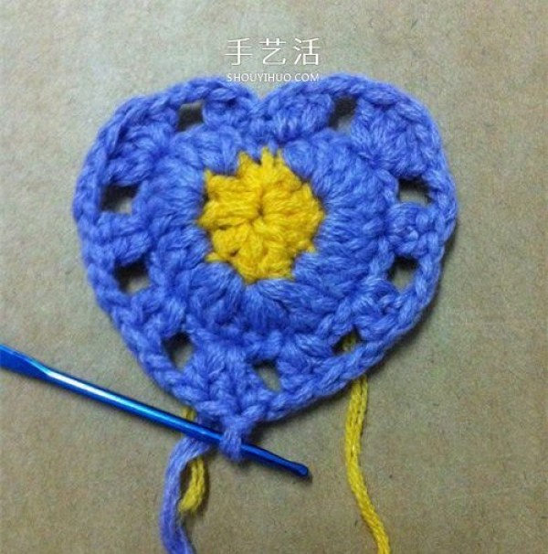 Looks like a cream peach! Cute heart-shaped crochet illustration