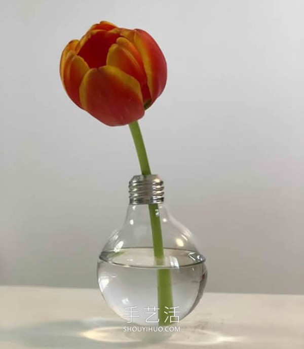 Minimalist style! How to DIY an elegant vase using old light bulbs