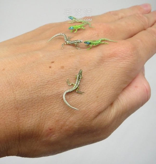 Super realistic miniature animal statues that fit on your fingertips! 