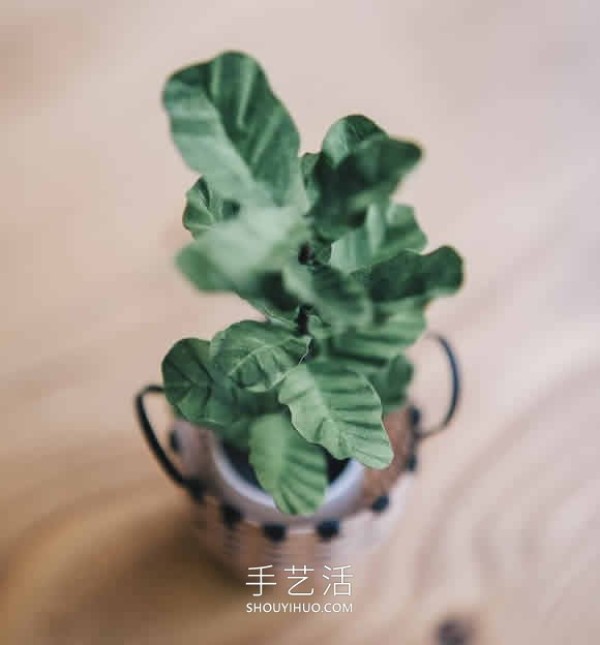 Amazing handmade paper potted plants that can be held between two fingers