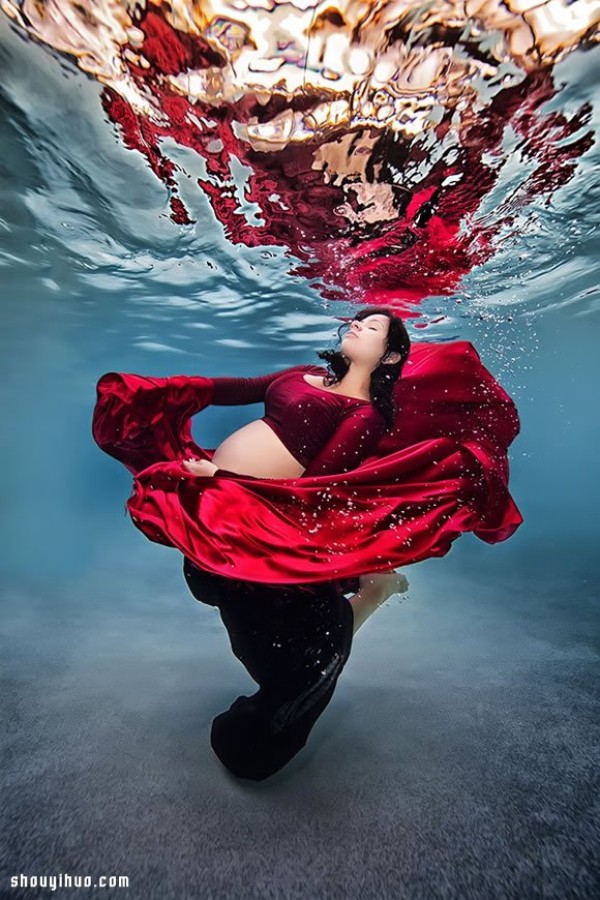 Moms-to-be take photos in the water, adding a different kind of beauty to the pregnancy