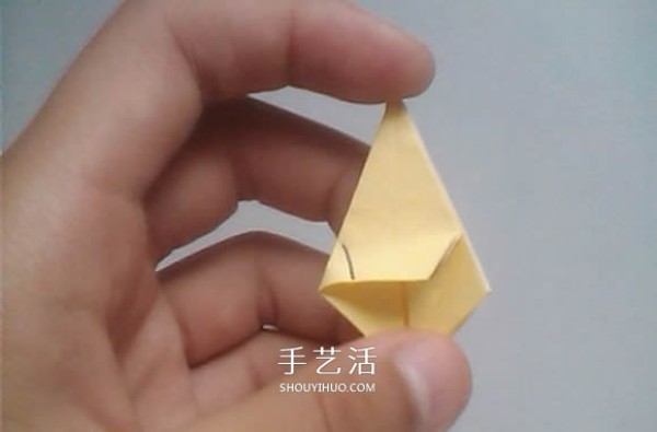 Illustrated process of origami using three-dimensional lilies for weddings