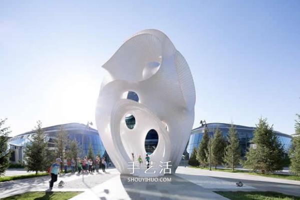 Two centimeter thin aluminum sheets are interspersed and stacked to create a 13-meter-high white tower