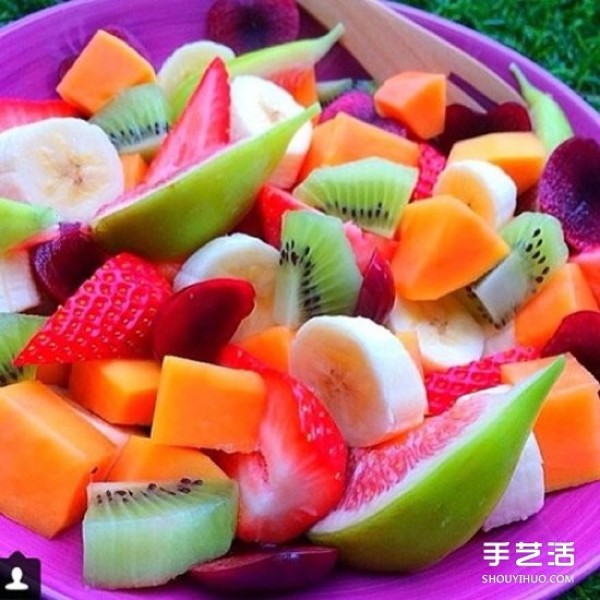 Simple and casual fruit platter pictures make your mouth water.