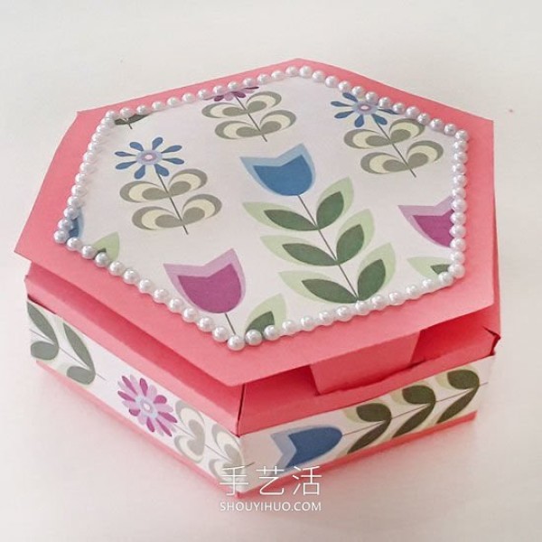 Illustrated tutorial on how to make a hexagonal gift box