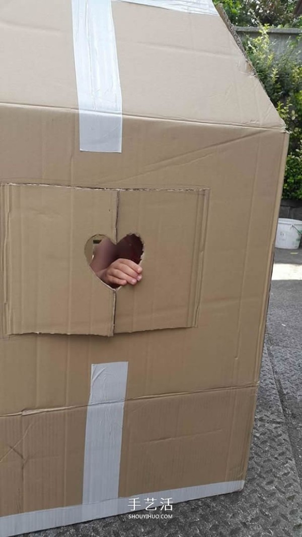 How to make a cardboard house and let your kids open a pizza shop