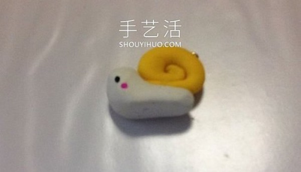 Tutorial on how to make a snail pendant by hand with ultra-light clay