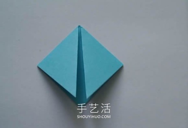 Illustrated tutorial on how to fold an origami triangular storage box using three pieces of paper