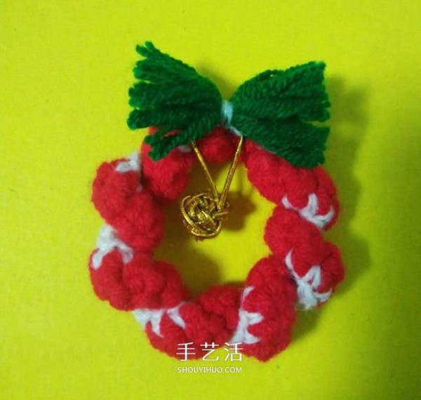 Illustration of the method of hand-crocheting Christmas wreath hanging ornaments