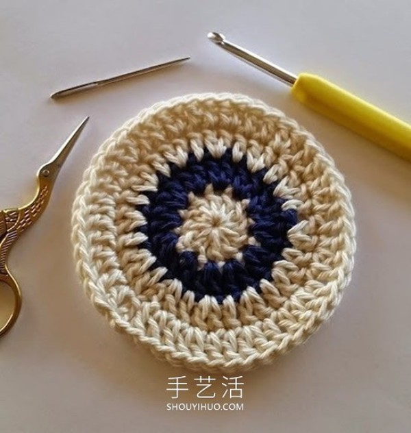 Illustrated tutorial on weaving of crocheted winter round coasters