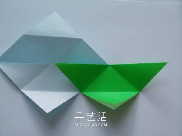 Illustrated tutorial on how to fold an origami triangular storage box using three pieces of paper