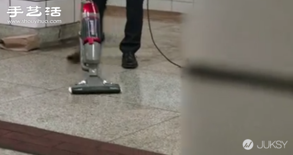 Too hungry? A foreign man ate food directly from the floor of the subway station