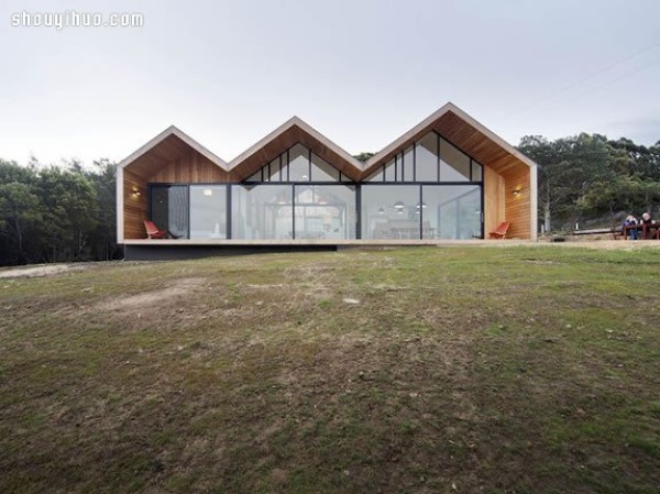 A spire villa designed with floor-to-ceiling glass and a sense of space