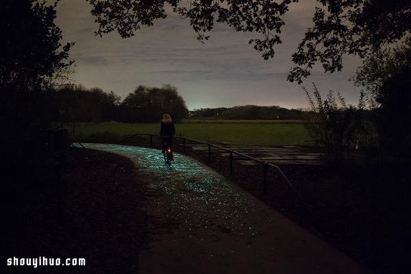 The bicycle path that looks like the bright night sky is incredibly romantic! 