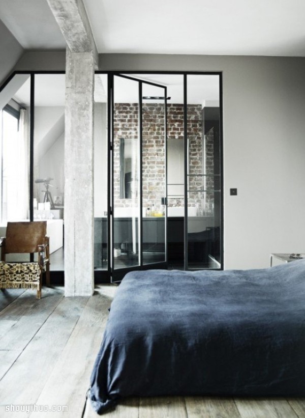 The transformation of an old-fashioned loft in Paris into a loft turns out to be so romantic