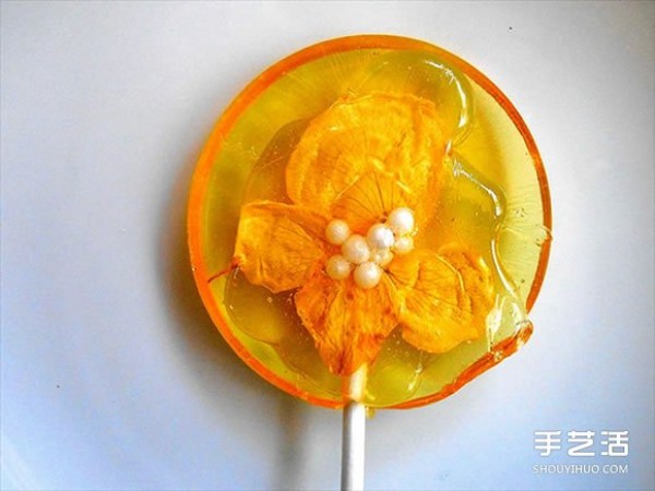 Hide petals into lollipops to create a delightful flower dessert DIY