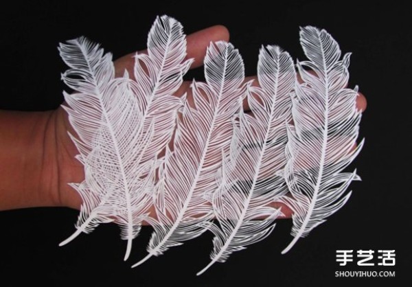 The art of paper-cutting is so exquisite that even feathers can appear on the paper