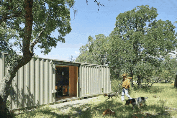 American container container transformed into a dedicated base for hunting enthusiasts