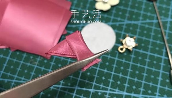 It’s not difficult to make a homemade flower-shaped brooch if you know how to make petals from a ribbon! 