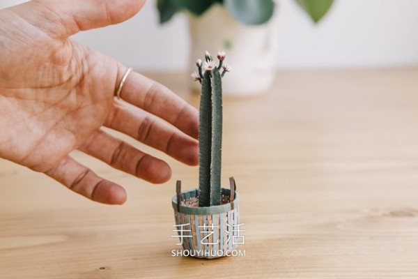 Amazing handmade paper potted plants that can be held between two fingers