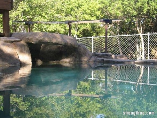 Foreign netizens dug a hole in their own backyard to DIY a private swimming pool! 