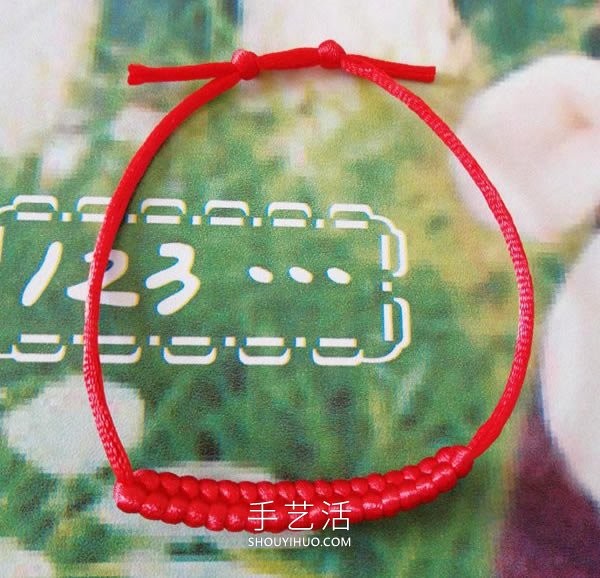 An illustrated tutorial on how to braid a red rope bracelet, including knotting