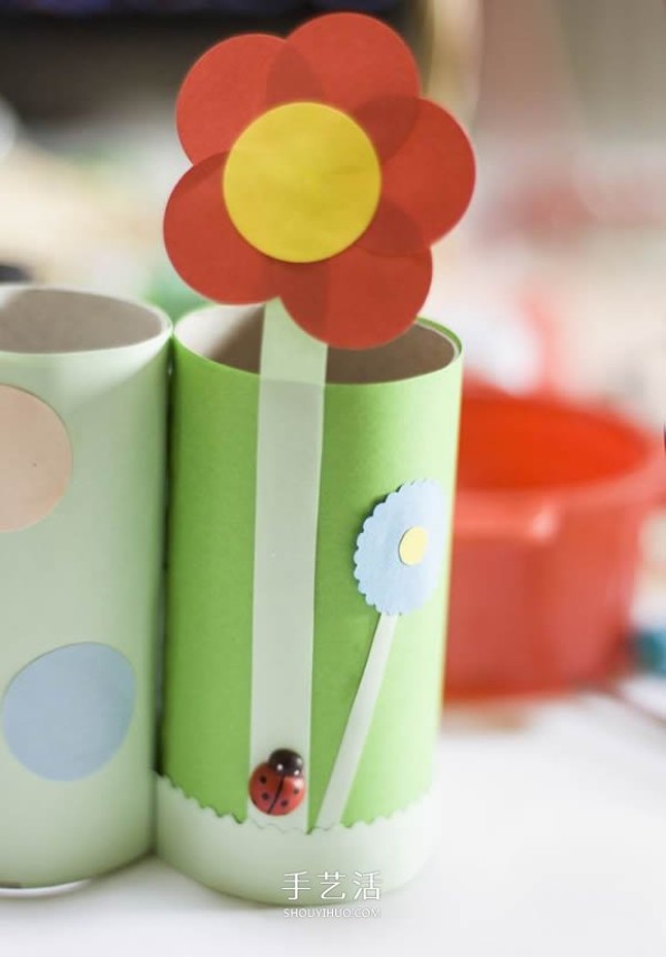 How to make a hand-made caterpillar pen holder from a toilet paper tube