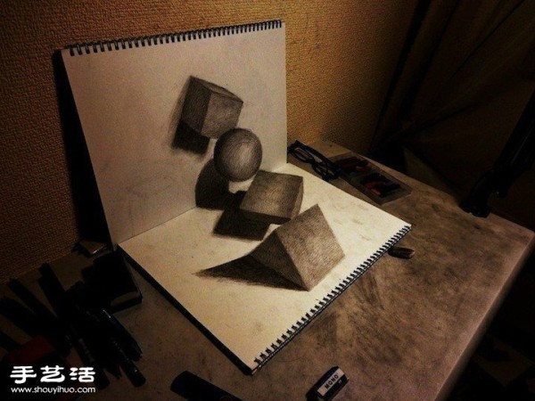 The ultra-realistic 3D sketches appear on the paper and are breathtaking!