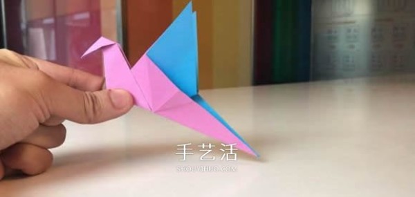 Simple and fun! Illustration of the manual origami method of the moving flapping bird