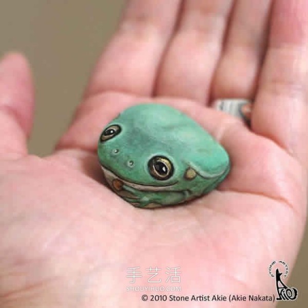 Japanese artist transforms ordinary rocks into highly realistic animals