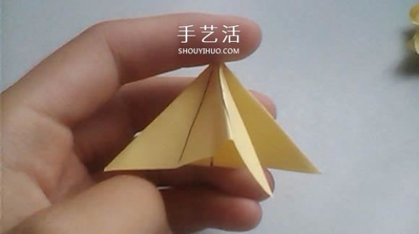 Illustrated process of origami using three-dimensional lilies for weddings