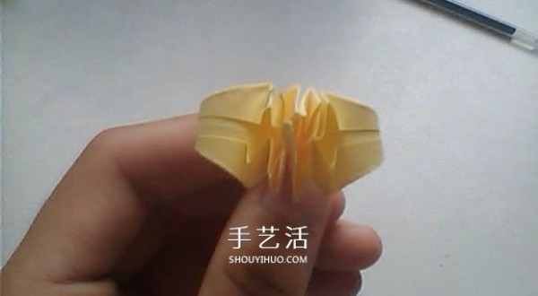 Illustrated process of origami using three-dimensional lilies for weddings