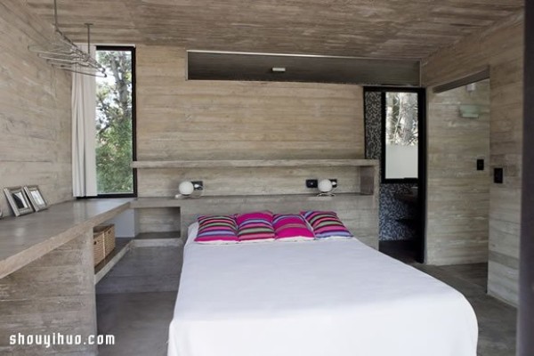 Forest villa design created by combining concrete and glass materials