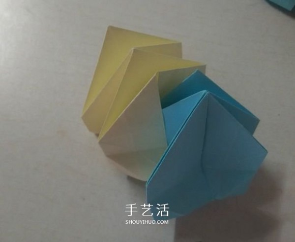 You can turn it inside out and out at will! Illustration of the origami method of transforming paper flower balls