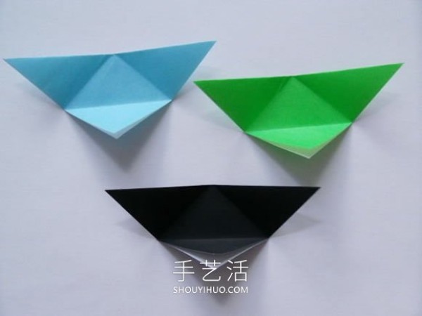 Illustrated tutorial on how to fold an origami triangular storage box using three pieces of paper